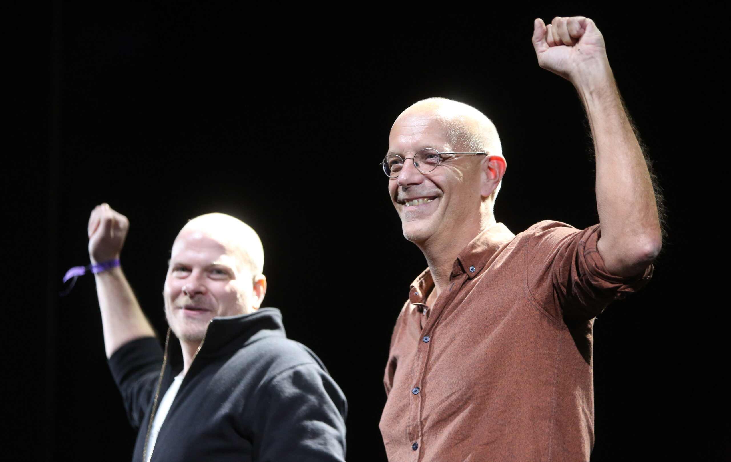 Geert Lovink au terme de sa performance <em>Sad by Design</em> au célèbre <em>Brecht-Theater</em> au Festival Transmediale 2020, en compagnie du musicien John Longwalker.
